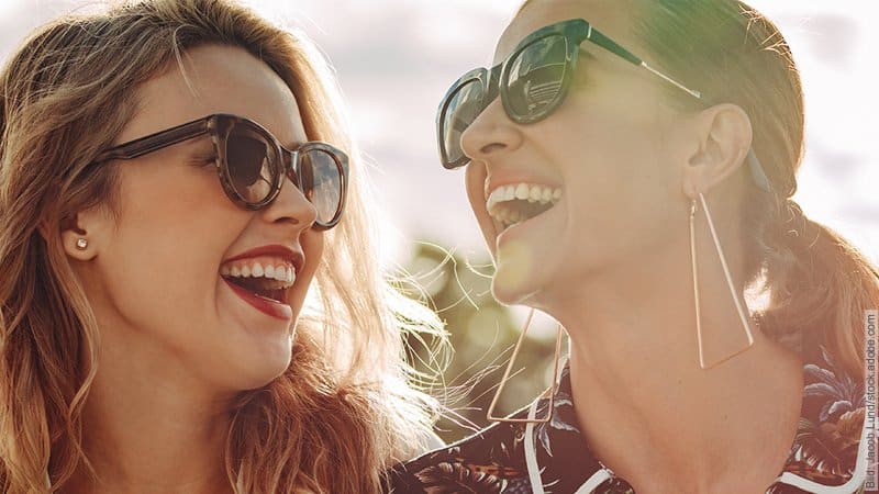 Stutenbissigkeit unter Frauen. Zwei gut gelaunte Frauen lachen über etwas.