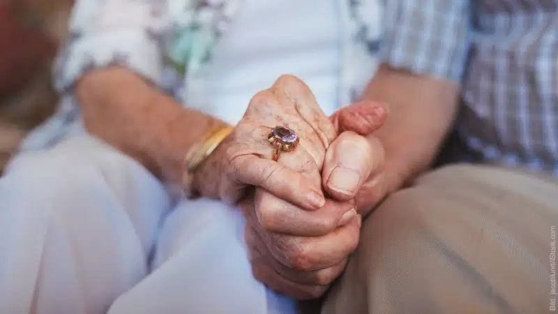 Eine glückliche Partnerschaft oder Ehe ist gesund. Ältere Paar hält Händchen.