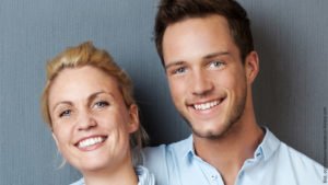 Glücklich sein. Mann und Frau lachen glücklich in die Kamera.
