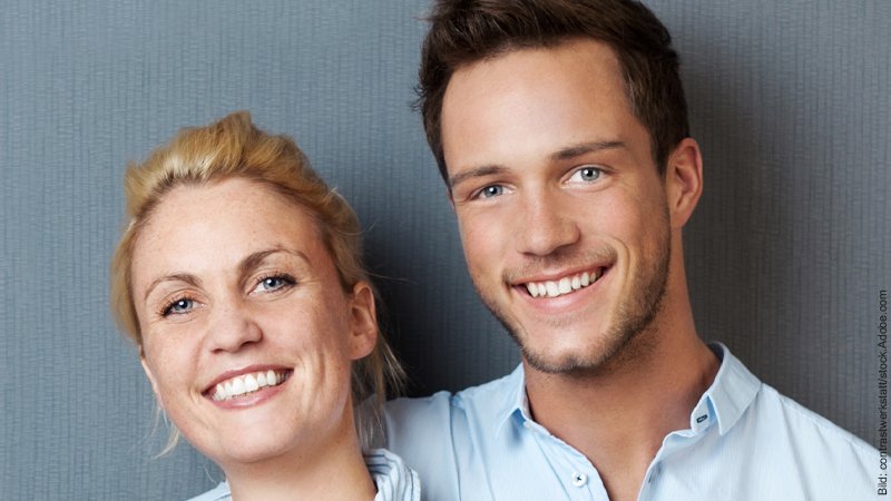Glücklich sein. Mann und Frau lachen glücklich in die Kamera.
