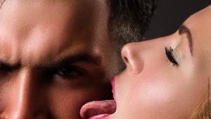 Flirten und Körpergeruch. Frau leckt Mann erotisch ab.