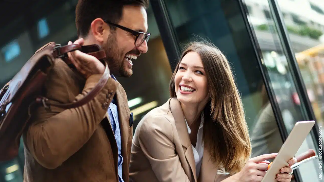 Selbstbewusstsein verbessern fürs Flirten. Mann und Frau lachen miteinander.