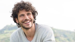 Äußeres beim Flirten - nur für Männer. Attraktiver Mann lächelt.
