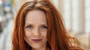 Gute Vorsätze. Hübsche rothaarige Frau lacht.