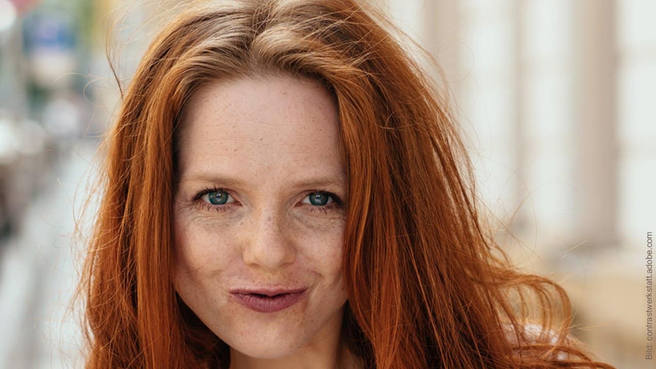 Gute Vorsätze. Hübsche rothaarige Frau lacht.
