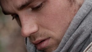 Mangelndes Selbstbewusstsein: Junger Mann ist nicht selbstbewusst.