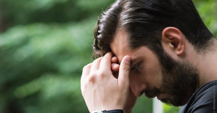 Wenn der Partner keine Zeit hat. Mann stützt Gesicht in die Hände und schaut verzweifelt.