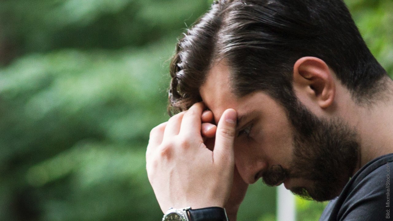 Wenn der Partner keine Zeit hat. Mann stützt Gesicht in die Hände und schaut verzweifelt.