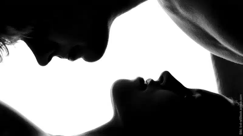 Erotische Sexualität. Mann und Frau kurz vor einem Kuss. Schwarz-weiß Foto.