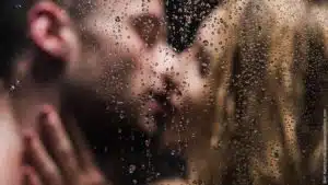8 verräterische Zeichen: Wenn Frauen fremdgehen. Mann und Frau in der Dusche. Du siehst nur, wie sie sich küssen.