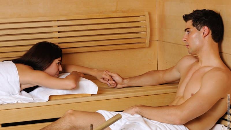 Sich riechen können - Wie falsche Gerüche gute Partnerschaften verhindern. Mann und Frau in der Saune.