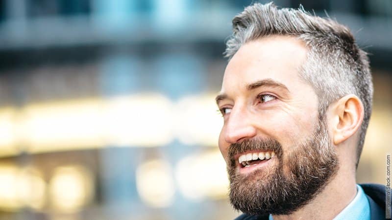 Partnerschaften mit Narzissten. Mann schaut auf jemand aus den Augenwinkeln, dabei lacht er.