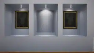 Missverständnisse durch falsche innere Bilder. Eine Bildergalerie. Es sind drei Nischen zu sehen. In der linken und der rechten hängt ein Bild, die Mitte ist leer.