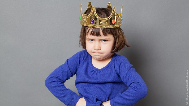 Was ist euer größtes Problem in Bezug auf eure Partnerschaft? Kleines Mädchen mit einer Spielzeugkrone auf dem Kopf schaut trotzig.