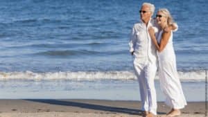 Stimmt nicht! Falsche Erinnerungen in der Liebe. Paar steht an einem schönen Strand.