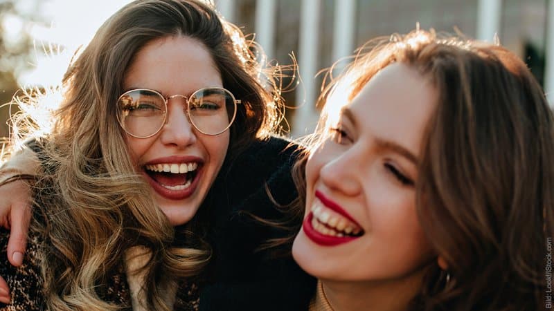 ER und SIE. Und ihre beste Freundin. Zwei Frauen lachen miteinander.