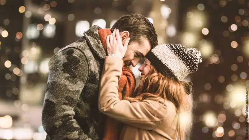 Keinen Streit an Weihnachten. Mann und Frau umarmen sich im Winter im Freien.