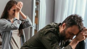 Leiden wegen Seitensprung: die 10 häufigsten Symptome: Paar ist traurig, verzweifelt.