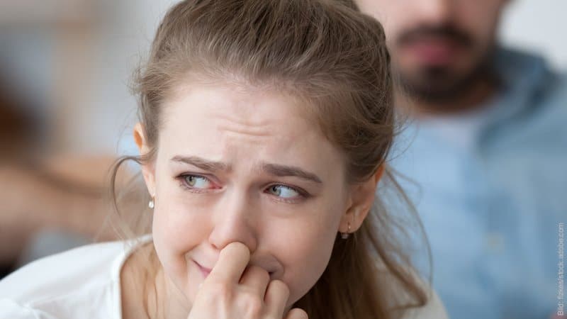 Trennen: Trennung vom Partner überwinden. Junge Frau ist traurig.