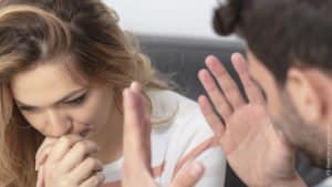 11 typische Anzeichen, dass gleich ein Streit ausbricht. Junger Mann redet auf junge Frau ein.