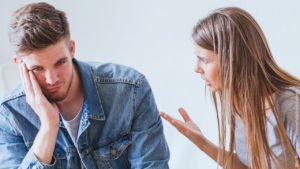 Falsche Kommunikation, die zu Streit führt. Junge Frau streitet mit jungem Mann.