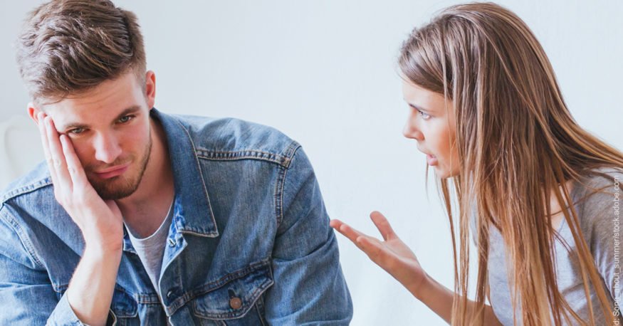 Falsche Kommunikation, die zu Streit führt. Junge Frau streitet mit jungem Mann.
