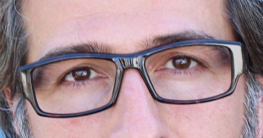 Wie wirken Streit und Stress in der Partnerschaft? Brille tragender Mann mit traurigen Augen. Er hat vermutlich Streit oder Stress in seiner Partnerschaft.