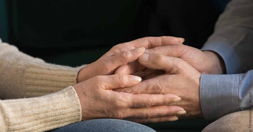 Streit beenden. Mann und Frau legen ihre Hände ineinander.