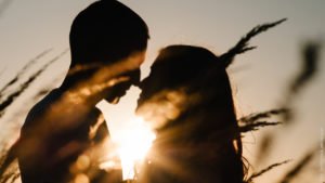 Konfliktfähigkeit: 12 Tipps. Mann und Frau im Gegenlicht.