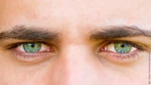 Lügen in der Partnerschaft. Mann mit grünen Augen.