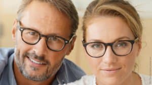 Auseinandergelebt: Wie ihr wieder zueinander findet. Paar mit Brille schaut freundlich nach vorne. Sie haben bestimmt wieder zueinander gefunden und das Auseinander-gelebt-sein überwunden.
