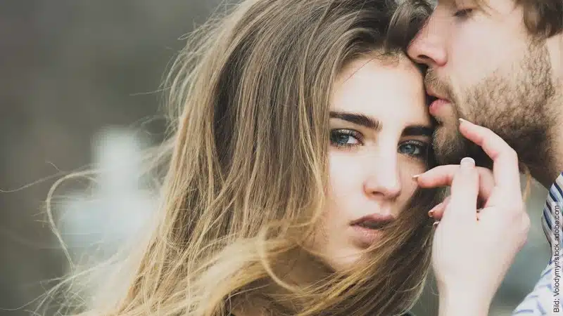 Freundschaft-Plus - alter Hut auf neuem Kopf. Frau kuschelt sich an Mann.