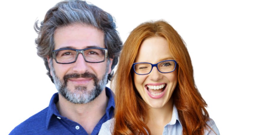 Streit aufarbeiten. Mann und Frau lachen.