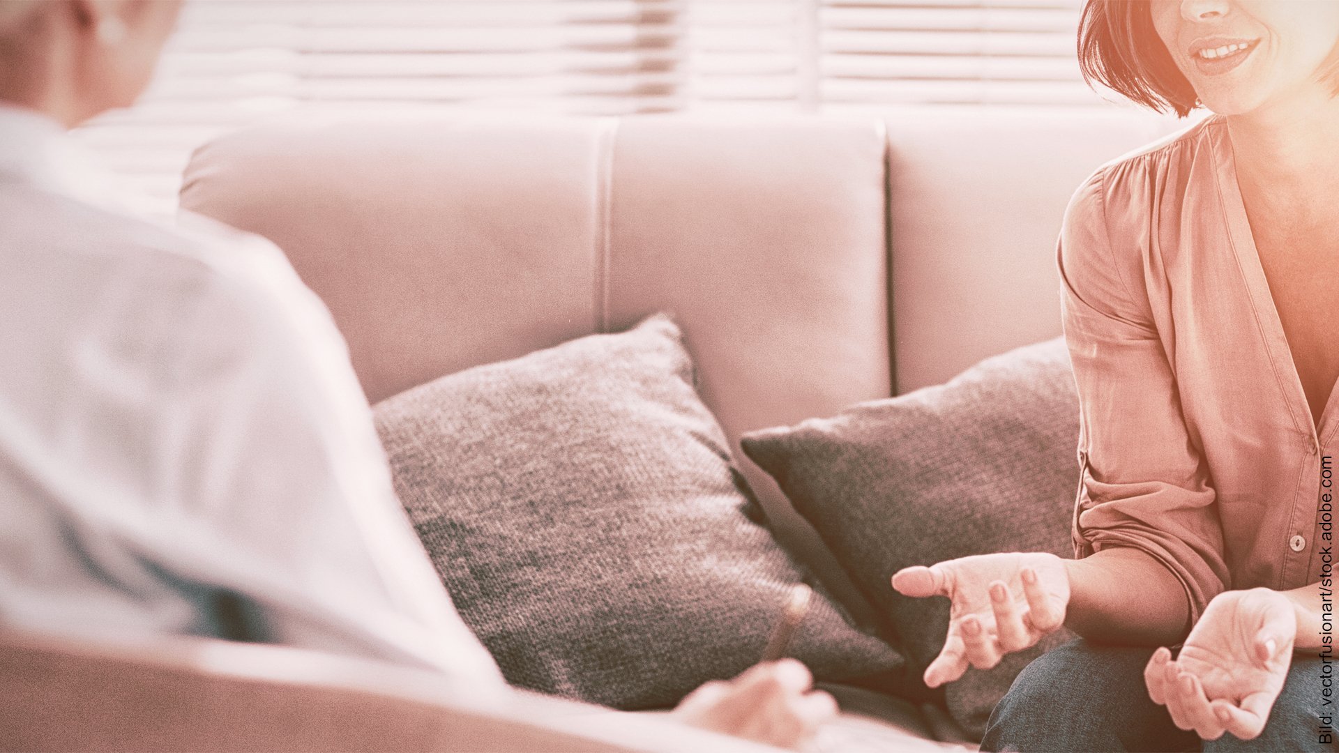 Systemische Paartherapie. Klientin und Therapeutin sprechen miteinander.