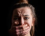 Gewaltspiralen: Frau mit zugehaltenem Mund