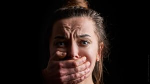 Gewaltspiralen: Frau mit zugehaltenem Mund
