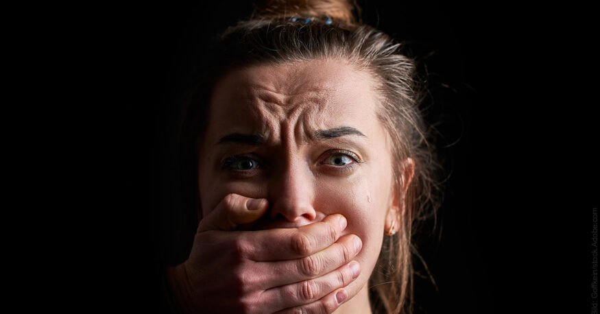 Gewaltspiralen: Frau mit zugehaltenem Mund