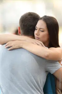 Bild: Fremdgehen verzeihen: Paar umarmt sich verzeihend