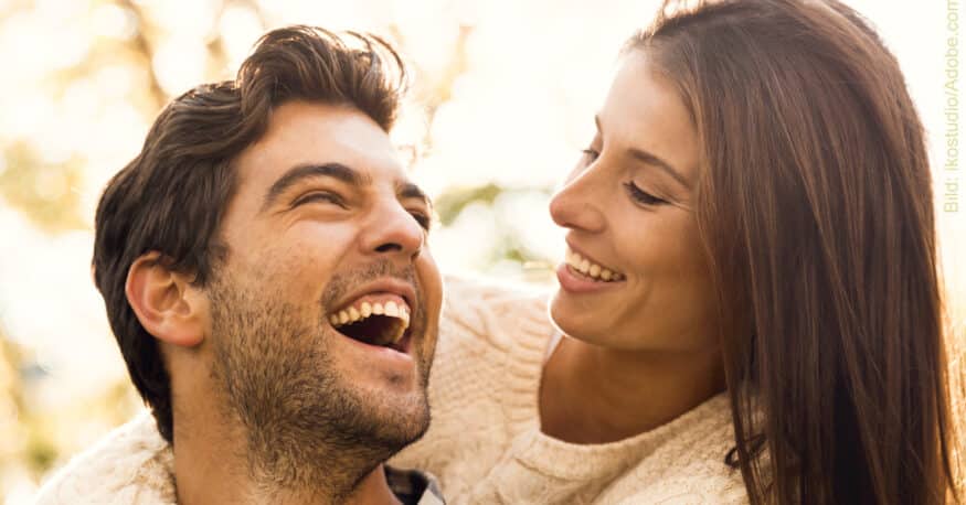 Das Bild zum Artikel: Monogamie in der modernen Welt: Was bedeutet Treue heute noch? zeigt ein lachendes, glückliches Paar