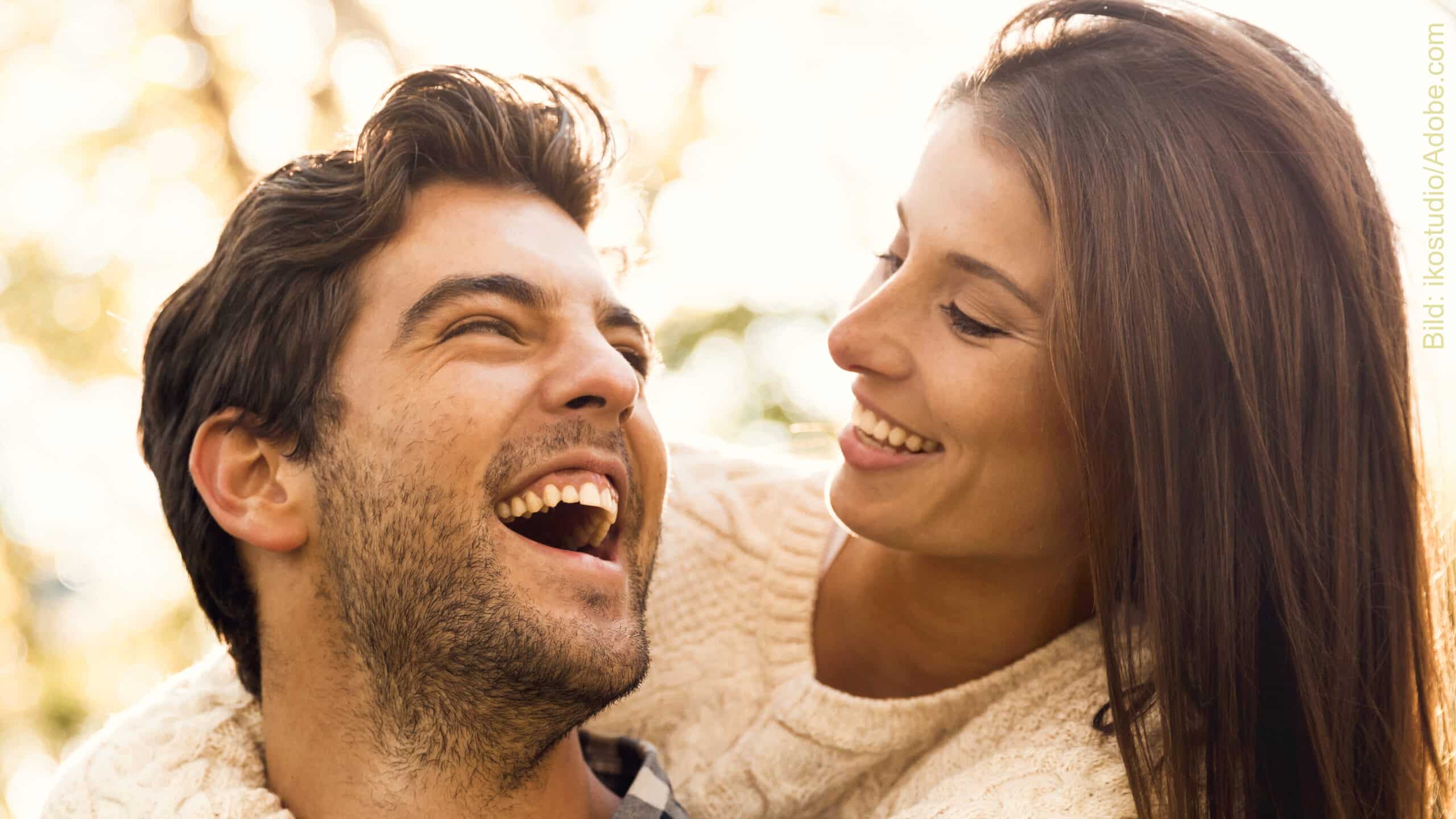 Das Bild zum Artikel: Monogamie in der modernen Welt: Was bedeutet Treue heute noch? zeigt ein lachendes, glückliches Paar