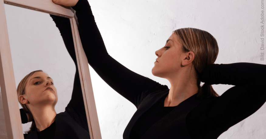 Bild: Frau in Pose vor dem Spiegel - Narzissmus und Untreue