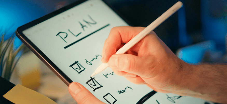 Das Bild zeigt ein Blatt Papier, auf dem "Plan" steht und eine Hand mit Stift. Checkliste Was du heute tun kannst, damit es morgen leichter wird, wenn du betrogen worden bist