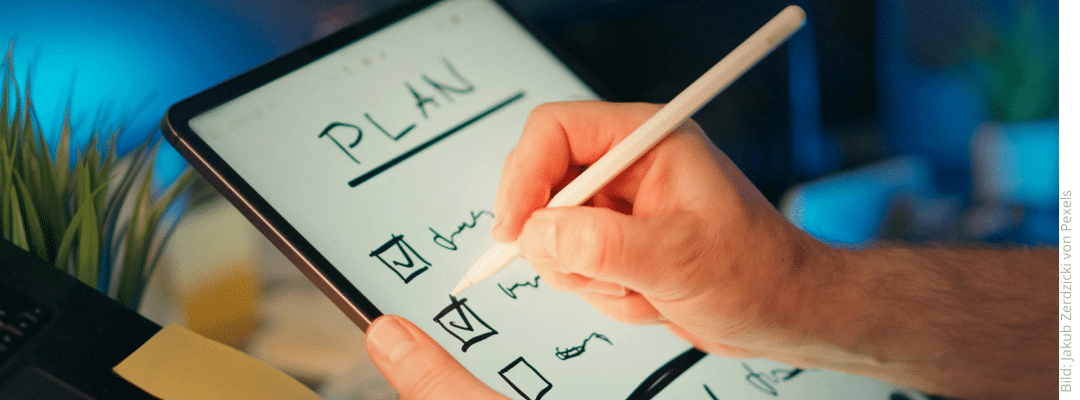 Das Bild zeigt ein Blatt Papier, auf dem "Plan" steht und eine Hand mit Stift. Checkliste Was du heute tun kannst, damit es morgen leichter wird, wenn du betrogen worden bist