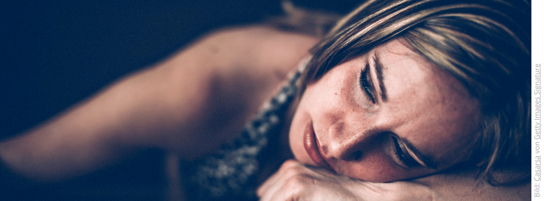 Frau sinniert. Sie hat den Kopf auf dem Arm abgelegt. Du bist nicht allein: 11 Gedanken, die Betrogene nicht laut sagen