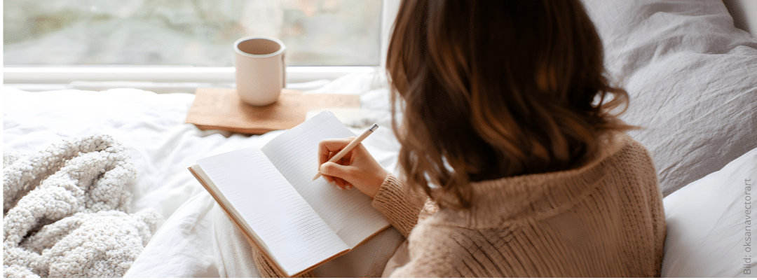 Bild: eine Frau von hinten, die in ein Notizbuch schreibt. Helle Farben. Mini-Journaling nach dem Betrug 3 Fragen, die dich raus aus der Opferrolle holen