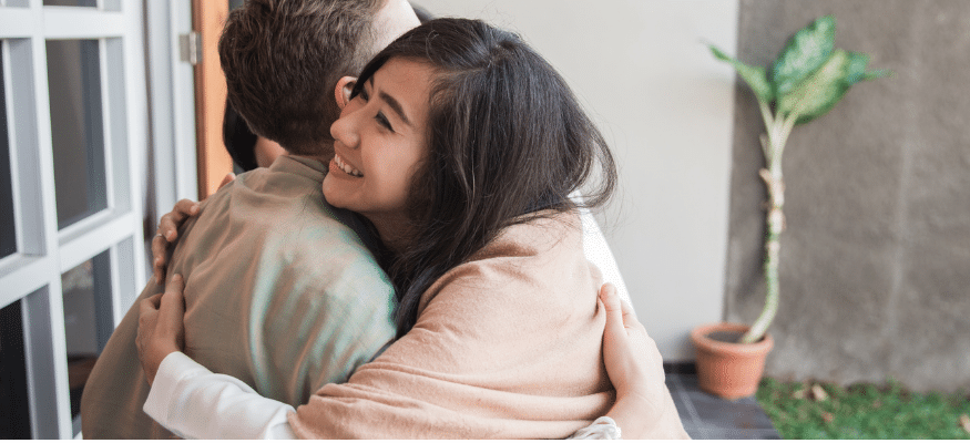 Bild: Paar umarmt sich. Verzeihen oder Trennen