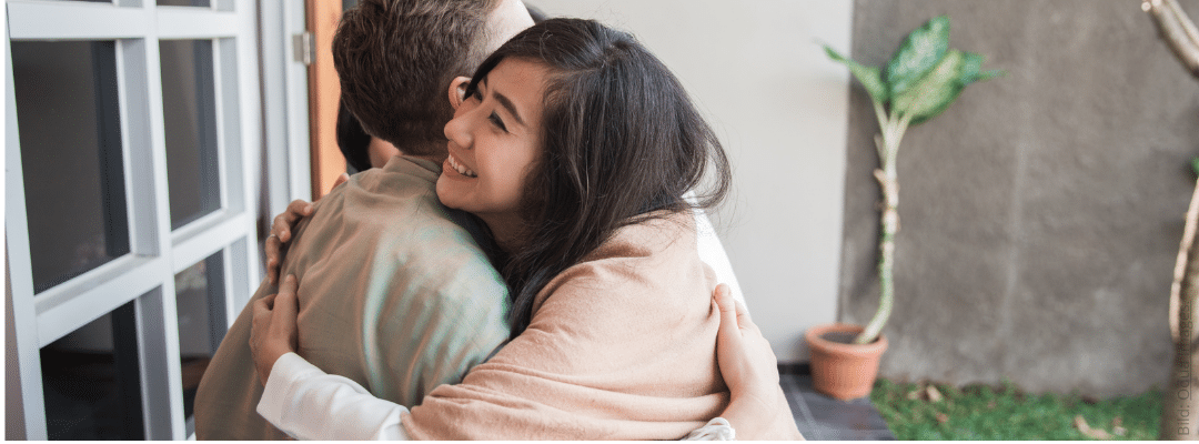 Bild: Paar umarmt sich. Verzeihen oder Trennen